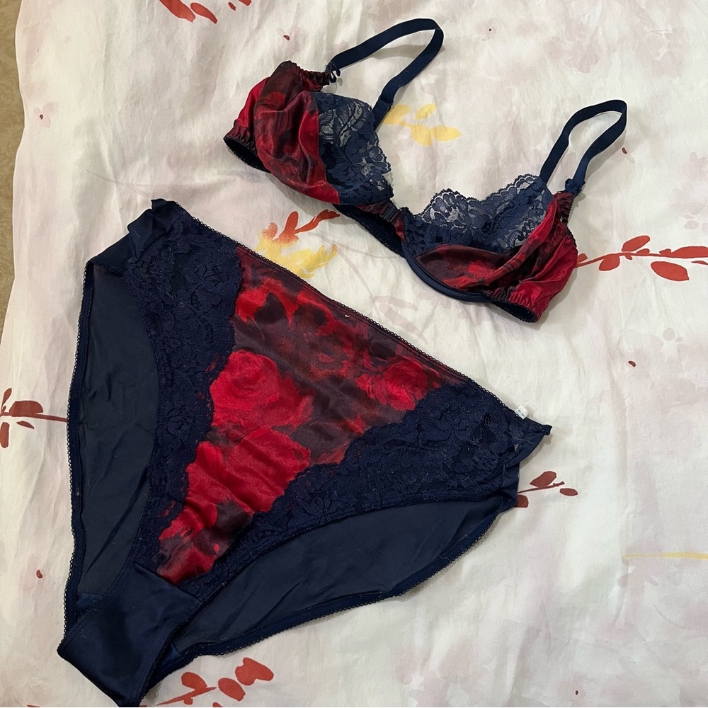 Vintage 90’s Vanity Fair Bra and panty set. Blue /Red satin and lace. Bra- 36C - Picture 2 of 5